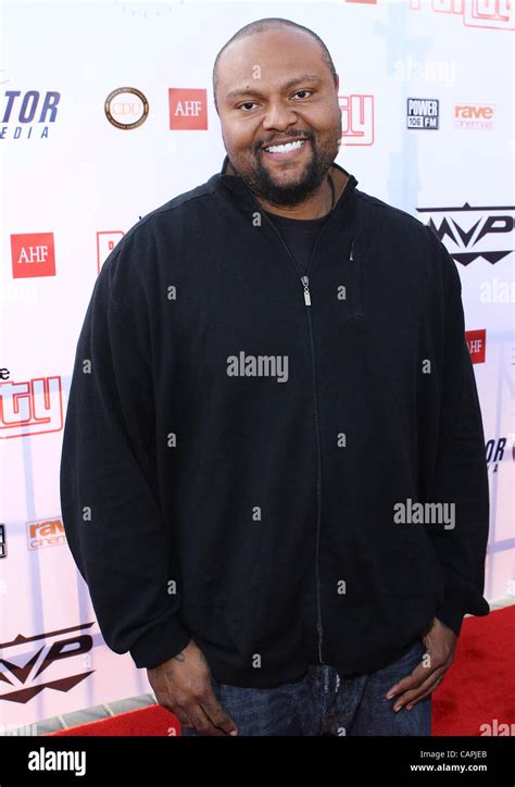 Damon Elliott, son of Dionne Warwick, revealed that his mother once had a meeting with Suge Knight and Snoop Dogg to discuss her concerns about gangster rap music.